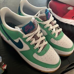 Nike Air Low-Top Sneakers in Green and White